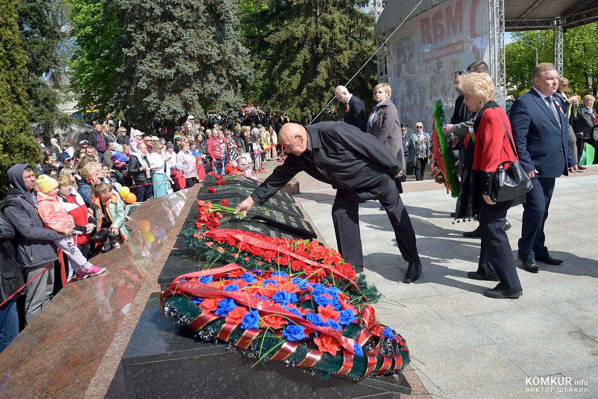 Бобруйск празднует День Победы. Часть 2. Возложение цветов, митинг и парад на площади Победы. Фоторепортаж
