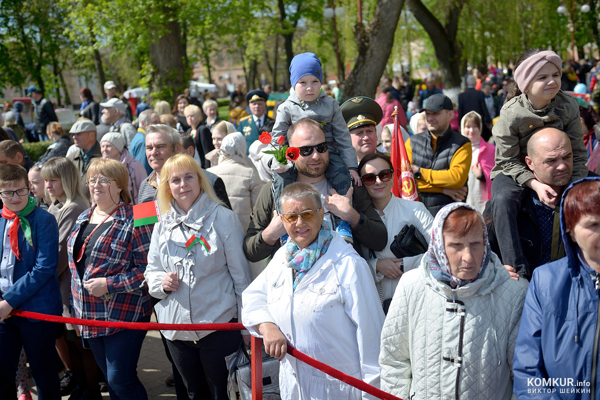 Бобруйск празднует День Победы. Часть 2. Возложение цветов, митинг и парад на площади Победы. Фоторепортаж