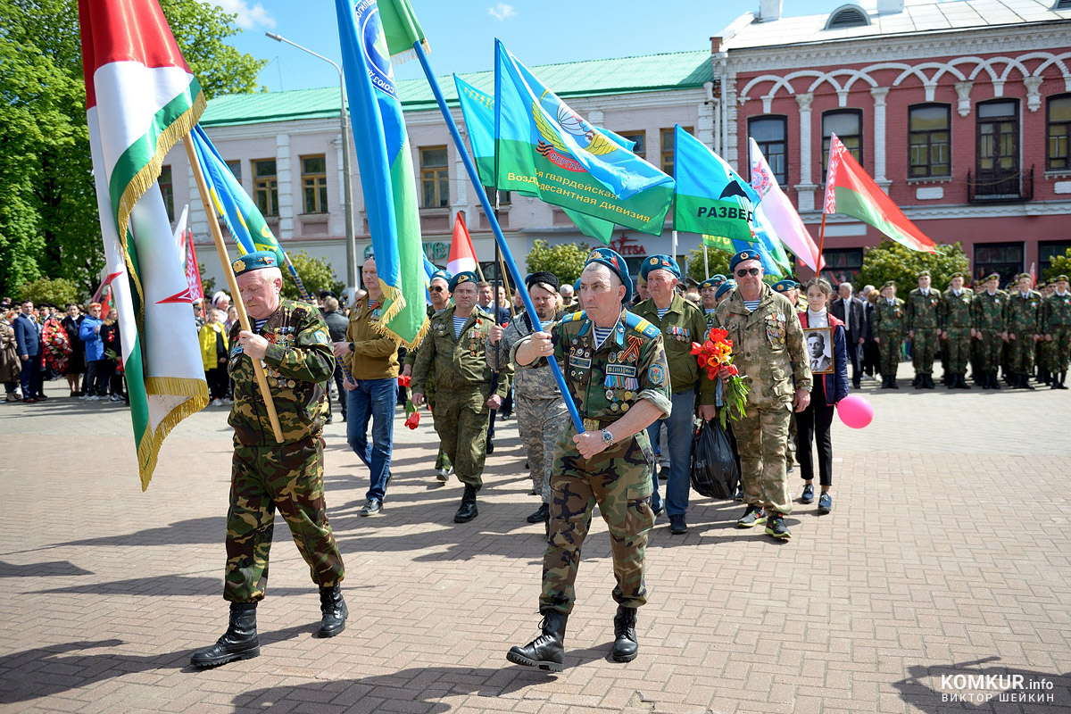 Бобруйск празднует День Победы. Часть 2. Возложение цветов, митинг и парад на площади Победы. Фоторепортаж