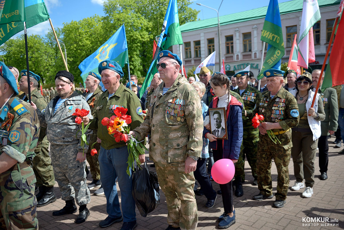 Бобруйск празднует День Победы. Часть 2. Возложение цветов, митинг и парад на площади Победы. Фоторепортаж