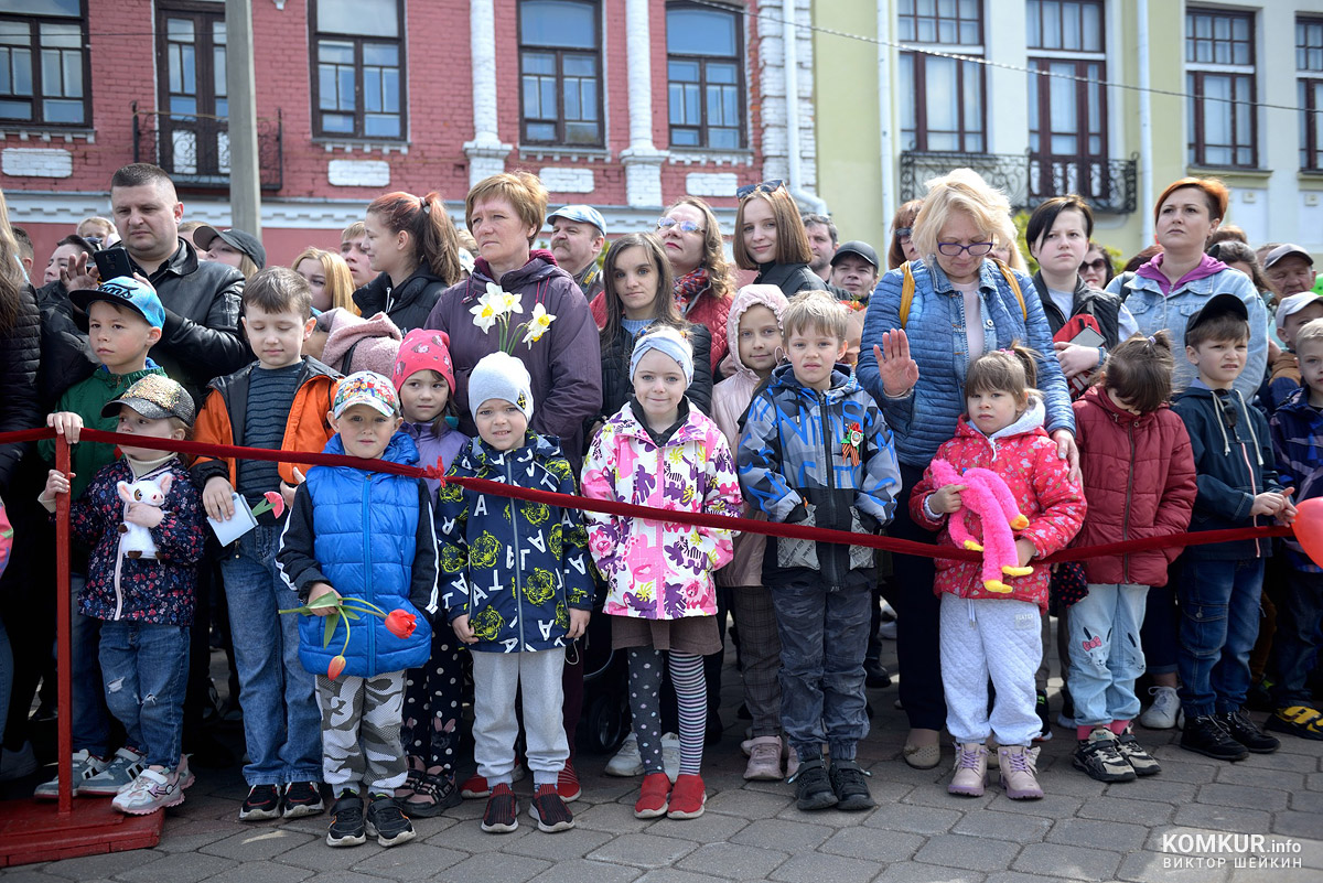 Бобруйск празднует День Победы. Часть 2. Возложение цветов, митинг и парад на площади Победы. Фоторепортаж