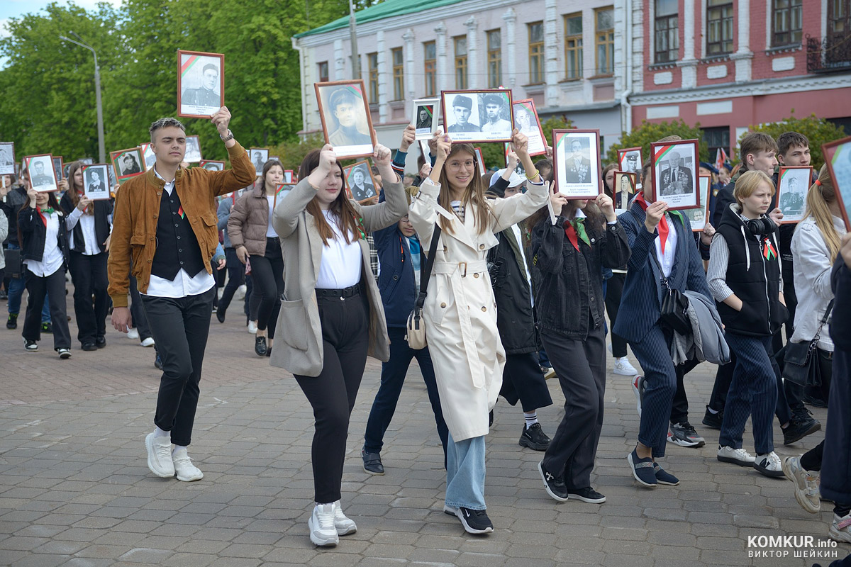 Бобруйск празднует День Победы. Часть 2. Возложение цветов, митинг и парад на площади Победы. Фоторепортаж