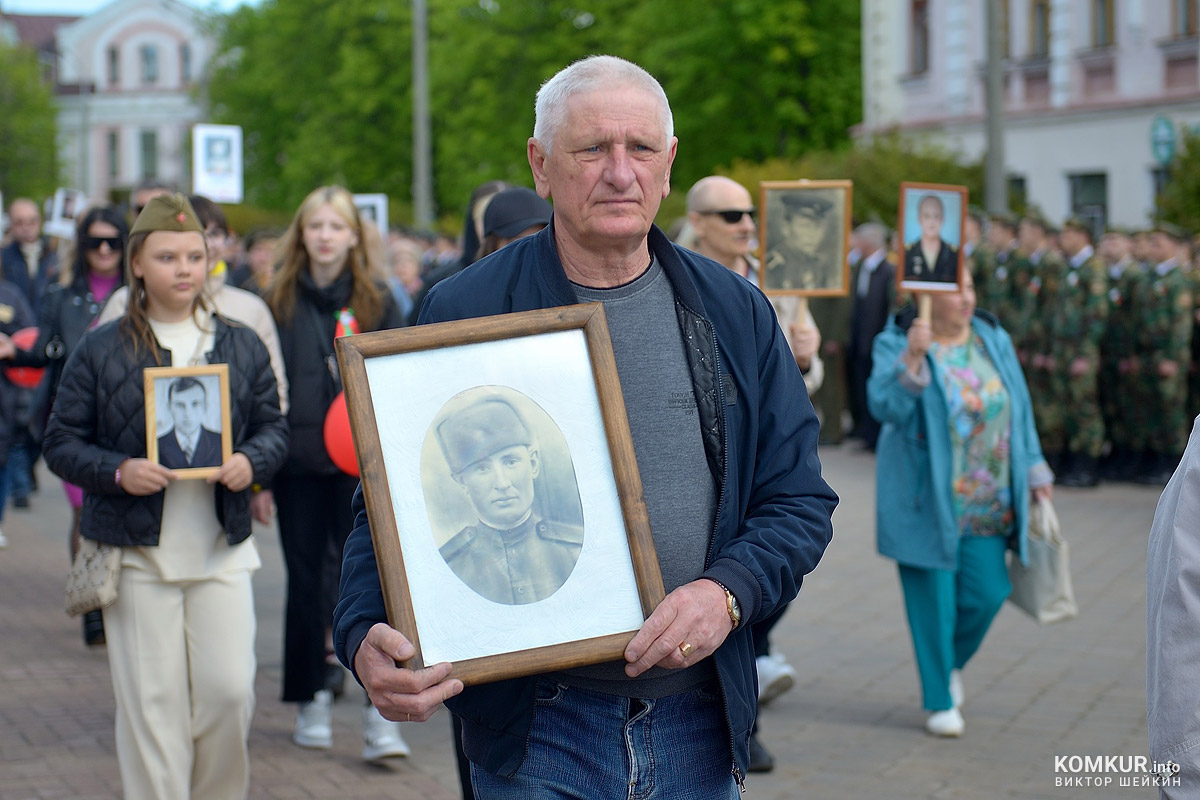 Бобруйск празднует День Победы. Часть 2. Возложение цветов, митинг и парад на площади Победы. Фоторепортаж