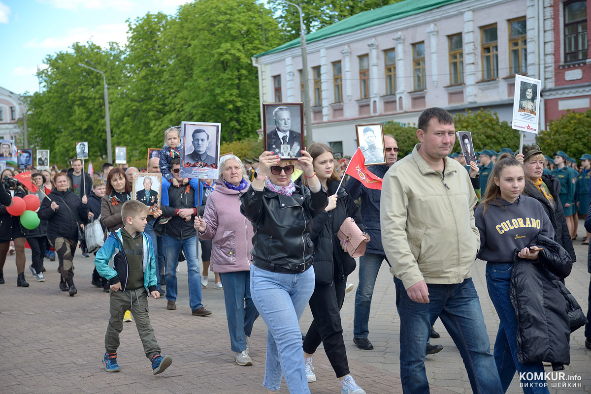 Бобруйск празднует День Победы. Часть 2. Возложение цветов, митинг и парад на площади Победы. Фоторепортаж