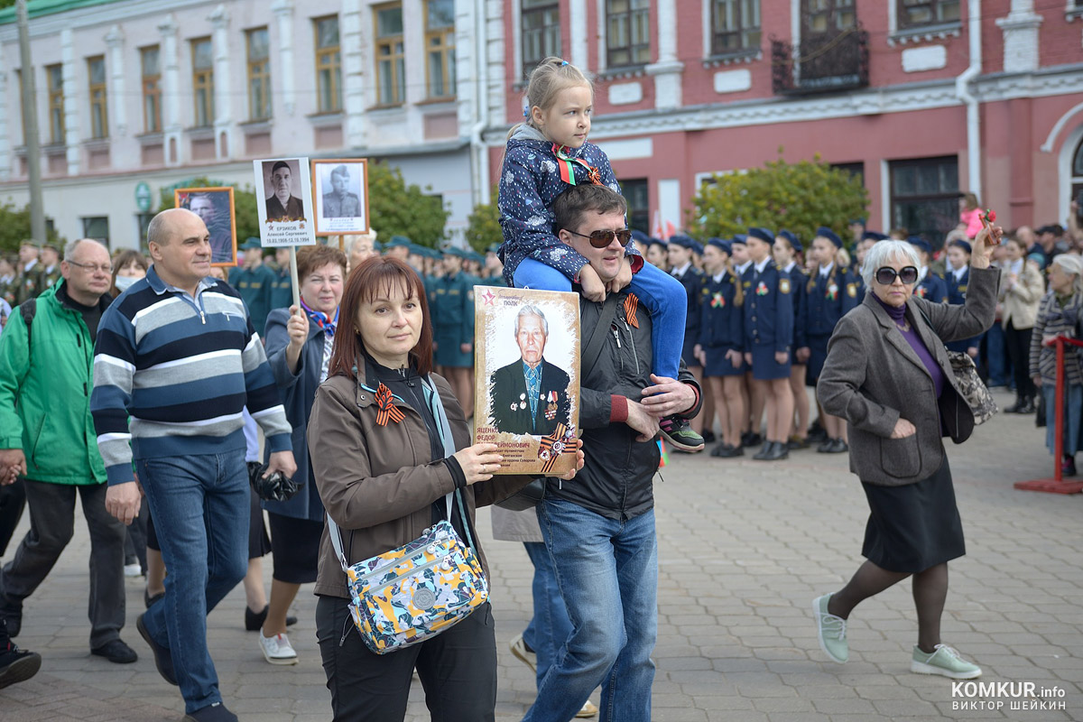 Бобруйск празднует День Победы. Часть 2. Возложение цветов, митинг и парад на площади Победы. Фоторепортаж