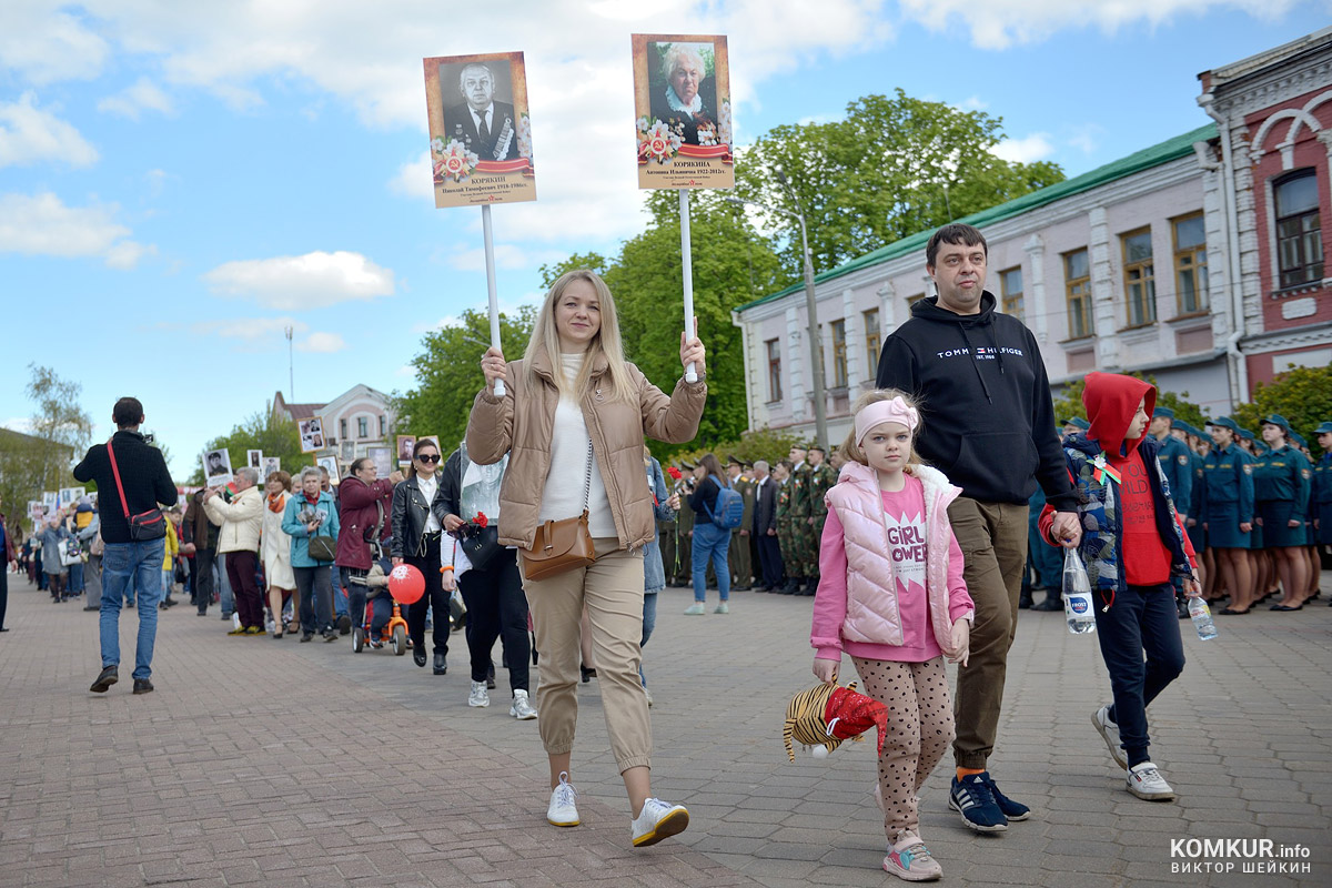 Бобруйск празднует День Победы. Часть 2. Возложение цветов, митинг и парад на площади Победы. Фоторепортаж
