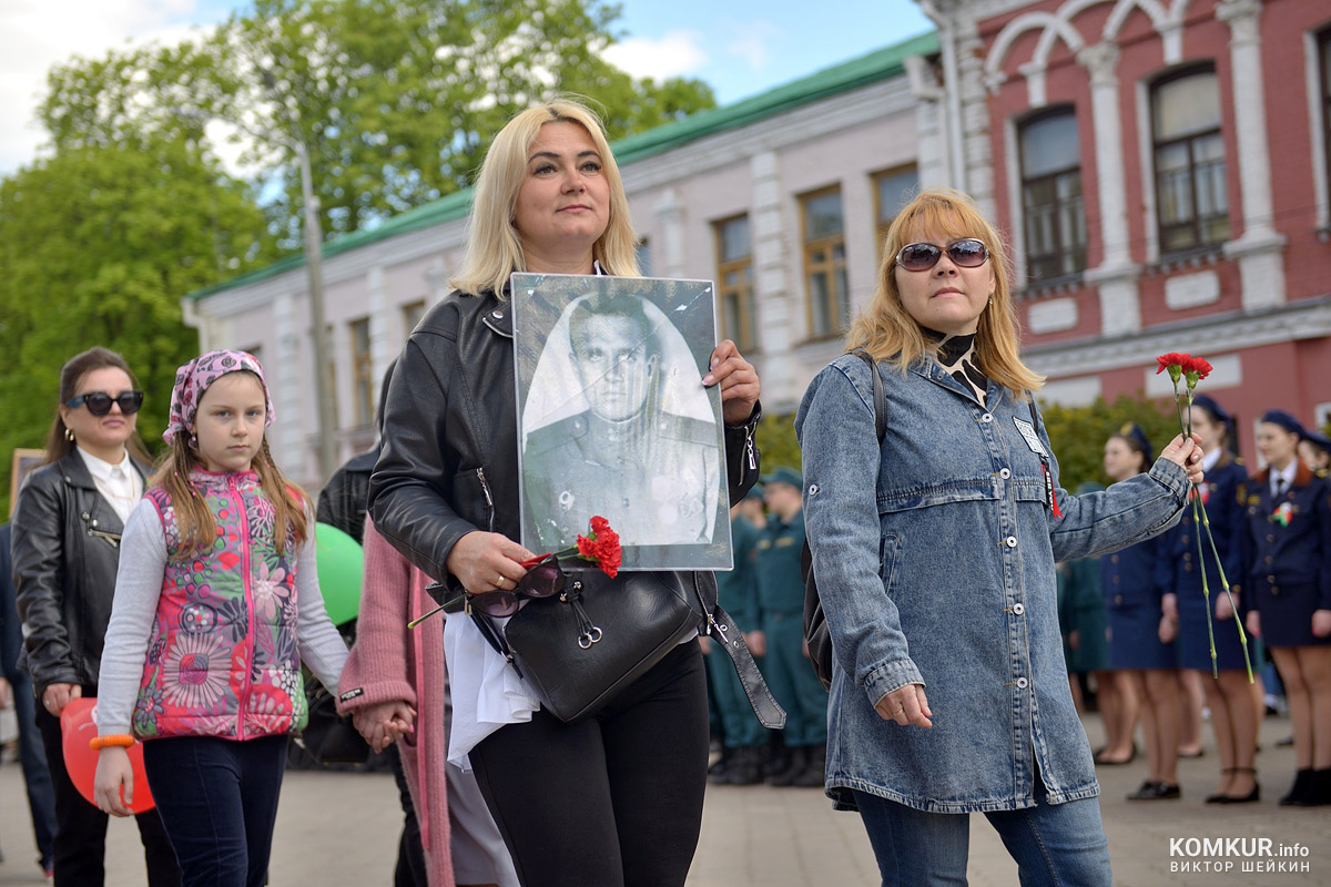 Бобруйск празднует День Победы. Часть 2. Возложение цветов, митинг и парад на площади Победы. Фоторепортаж