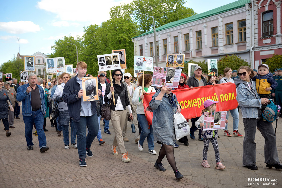Бобруйск празднует День Победы. Часть 2. Возложение цветов, митинг и парад на площади Победы. Фоторепортаж