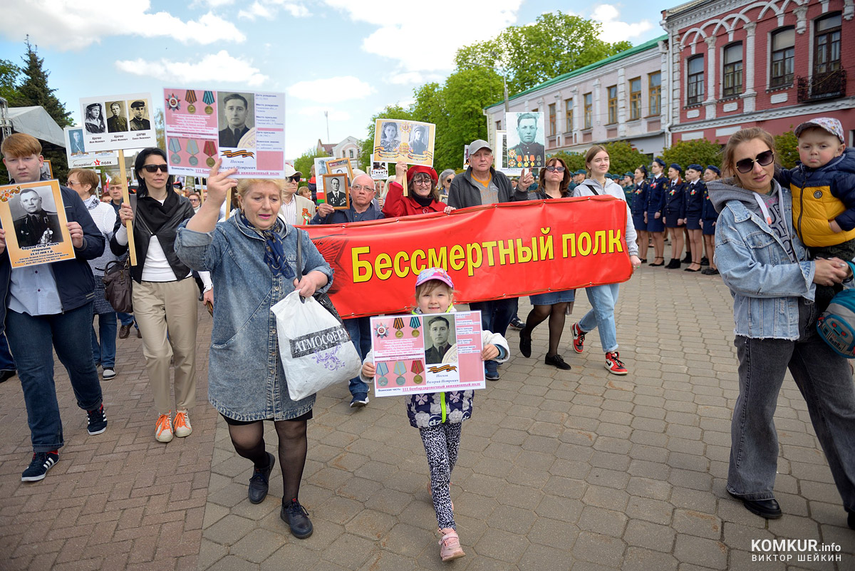 Бобруйск празднует День Победы. Часть 2. Возложение цветов, митинг и парад на площади Победы. Фоторепортаж