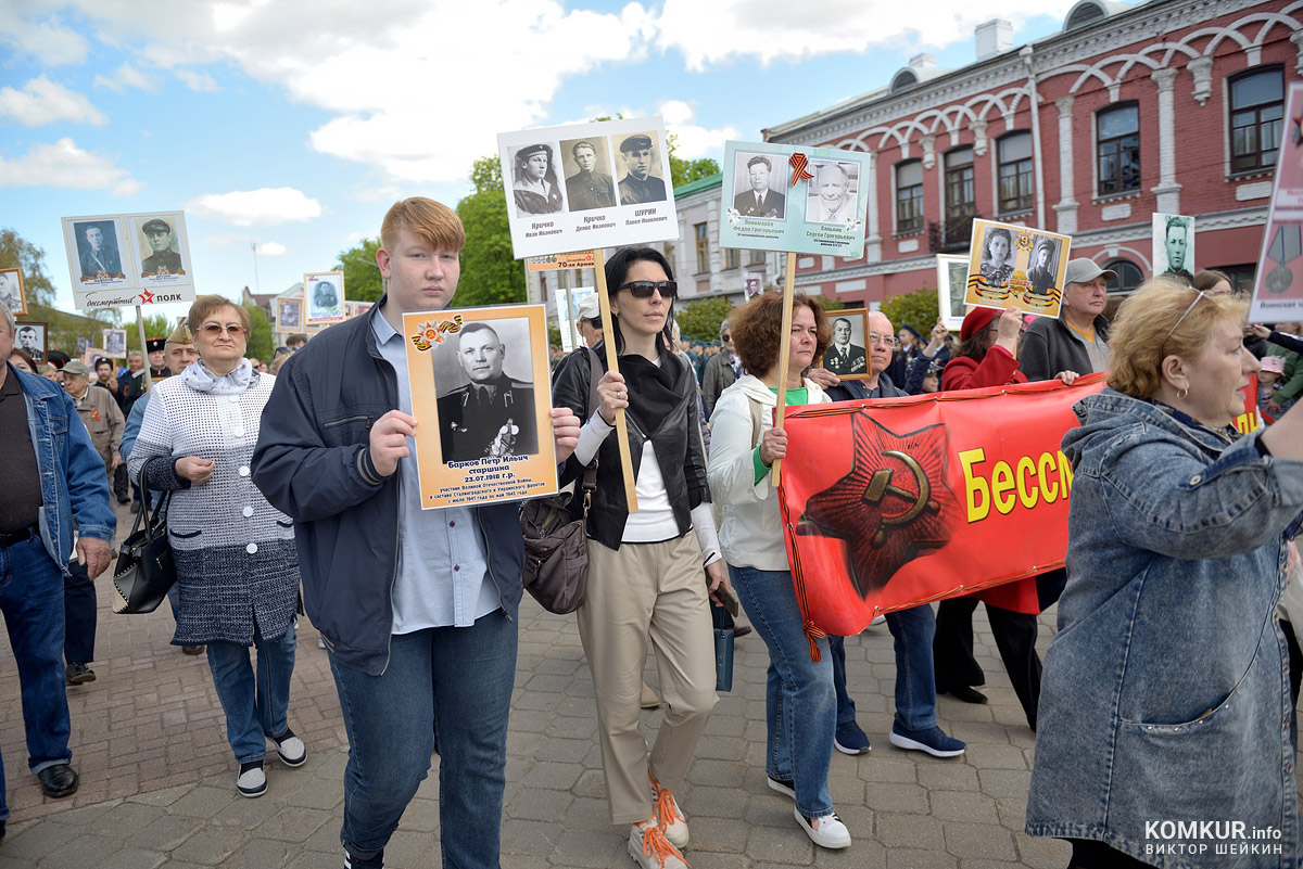 Бобруйск празднует День Победы. Часть 2. Возложение цветов, митинг и парад на площади Победы. Фоторепортаж