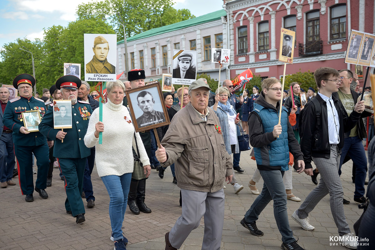 Бобруйск празднует День Победы. Часть 2. Возложение цветов, митинг и парад на площади Победы. Фоторепортаж