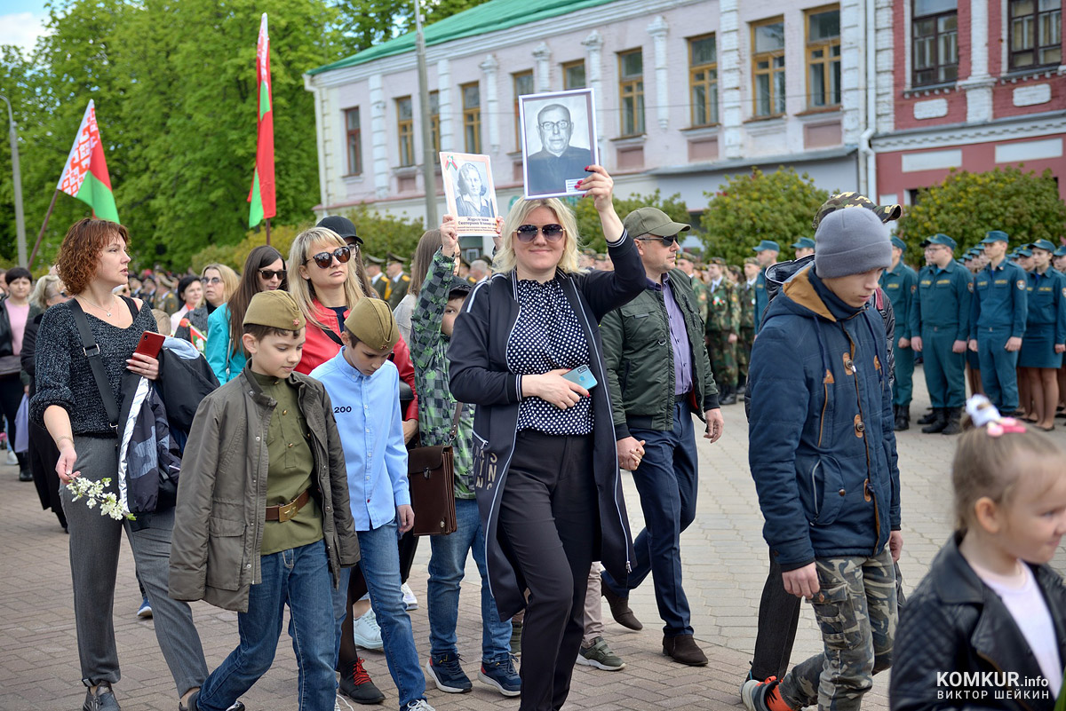 Бобруйск празднует День Победы. Часть 2. Возложение цветов, митинг и парад на площади Победы. Фоторепортаж