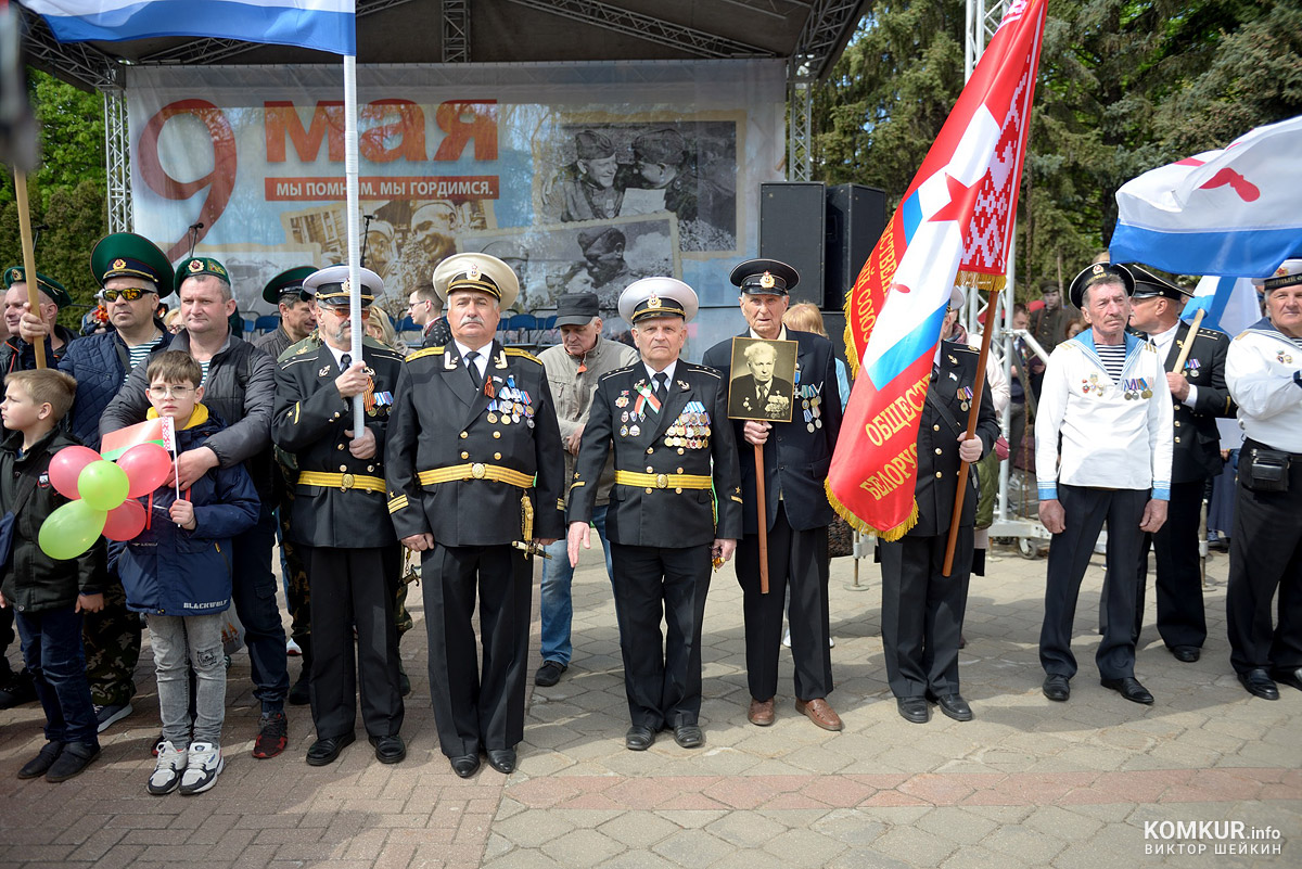 Бобруйск празднует День Победы. Часть 2. Возложение цветов, митинг и парад на площади Победы. Фоторепортаж