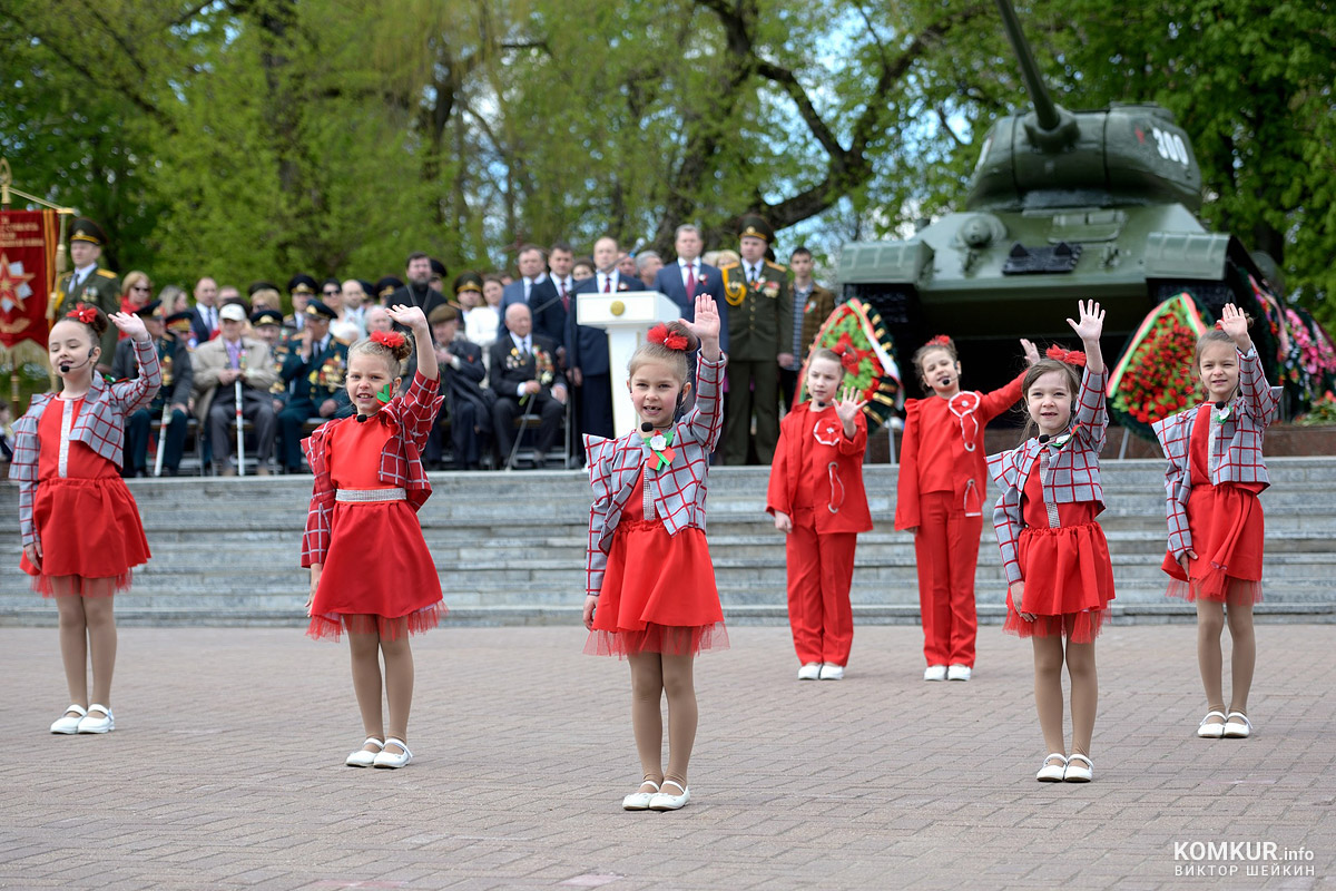 Бобруйск празднует День Победы. Часть 2. Возложение цветов, митинг и парад на площади Победы. Фоторепортаж