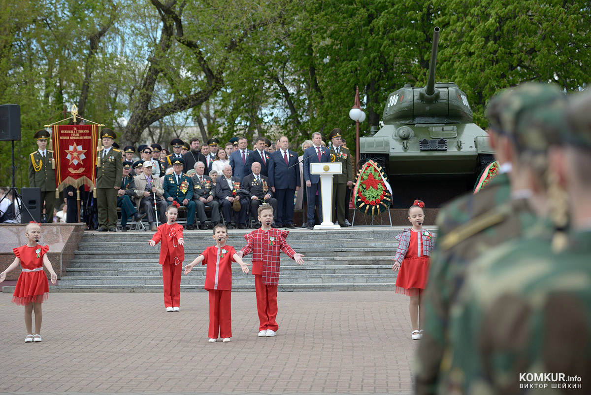Бобруйск празднует День Победы. Часть 2. Возложение цветов, митинг и парад на площади Победы. Фоторепортаж