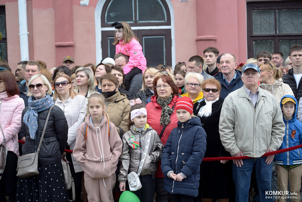 Бобруйск празднует День Победы. Часть 2. Возложение цветов, митинг и парад на площади Победы. Фоторепортаж
