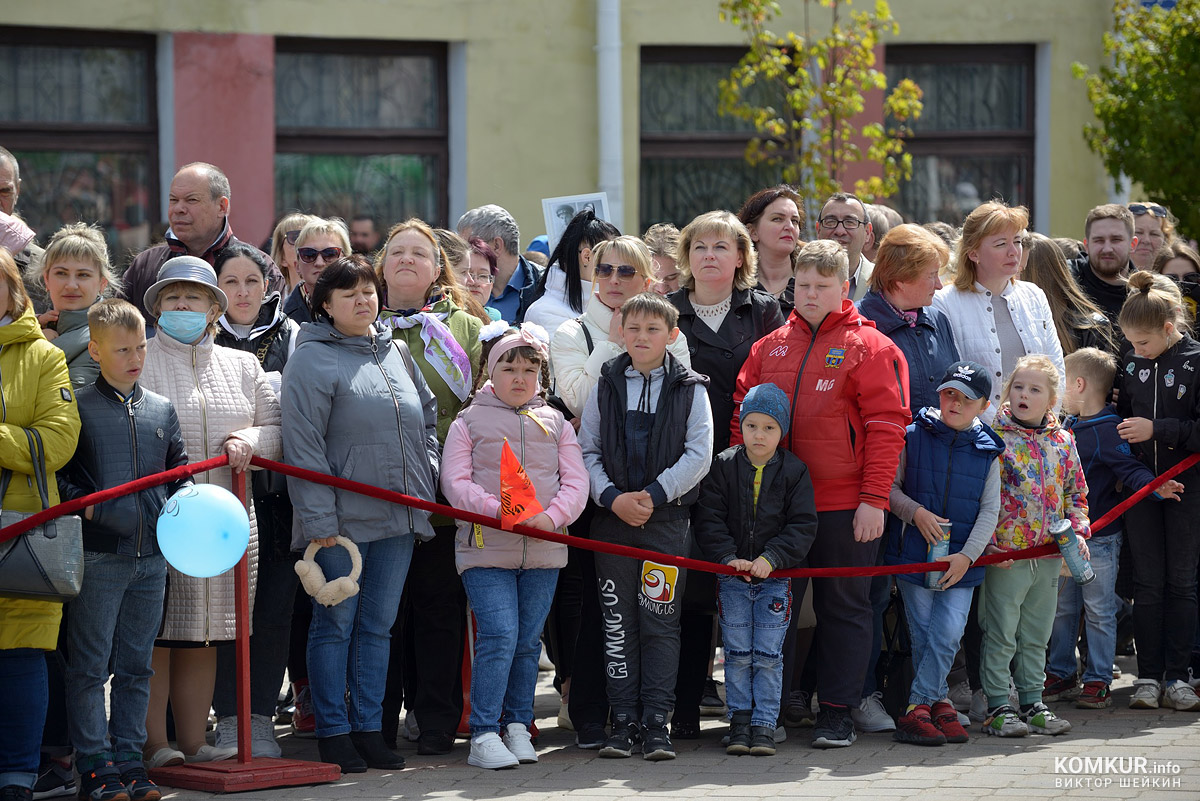 Бобруйск празднует День Победы. Часть 2. Возложение цветов, митинг и парад на площади Победы. Фоторепортаж
