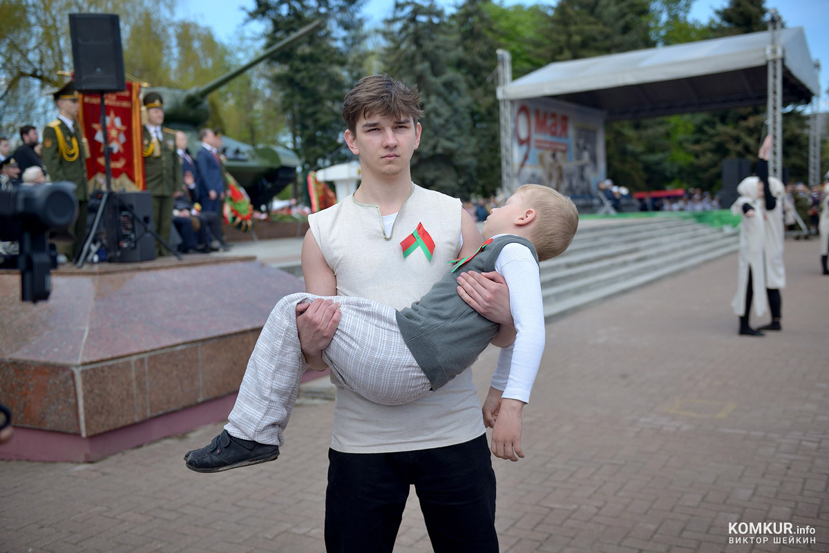 Бобруйск празднует День Победы. Часть 2. Возложение цветов, митинг и парад на площади Победы. Фоторепортаж