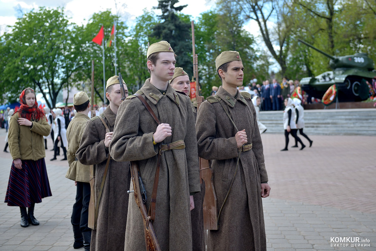 Бобруйск празднует День Победы. Часть 2. Возложение цветов, митинг и парад на площади Победы. Фоторепортаж