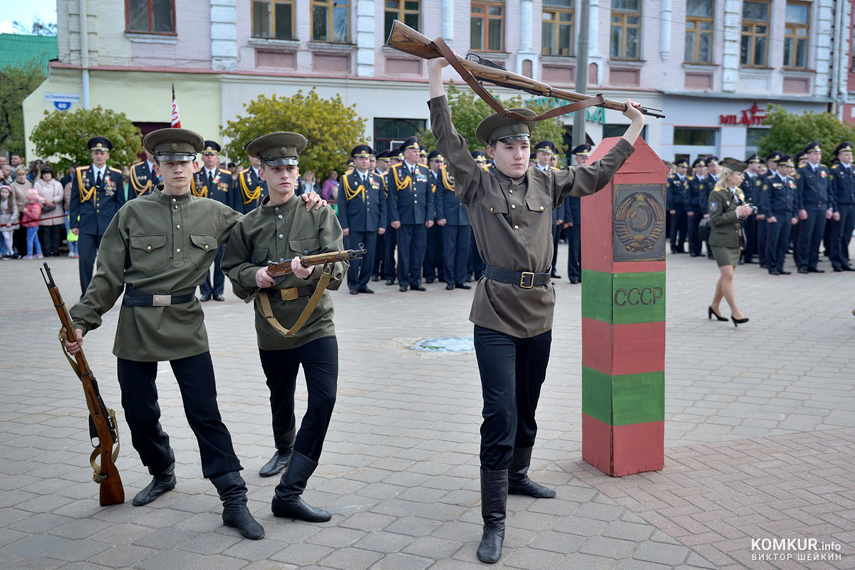 Бобруйск празднует День Победы. Часть 2. Возложение цветов, митинг и парад на площади Победы. Фоторепортаж