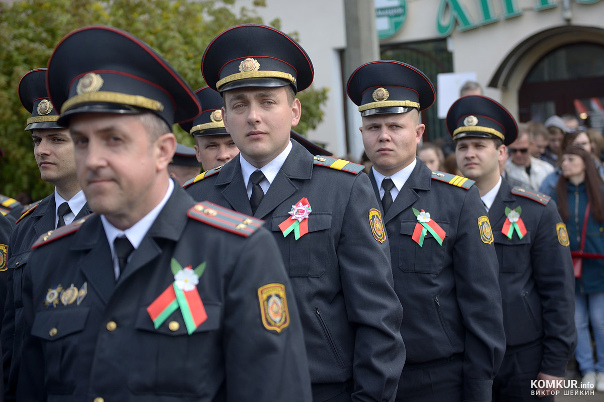 Бобруйск празднует День Победы. Часть 2. Возложение цветов, митинг и парад на площади Победы. Фоторепортаж