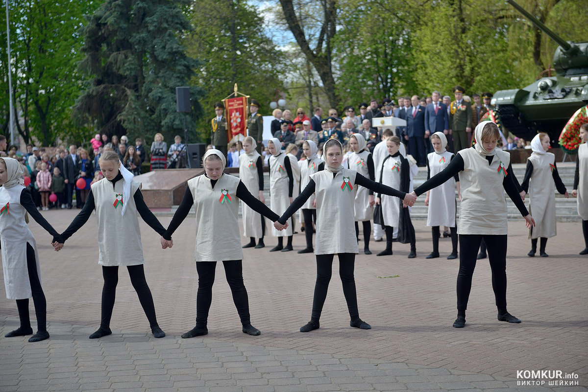 Бобруйск празднует День Победы. Часть 2. Возложение цветов, митинг и парад на площади Победы. Фоторепортаж