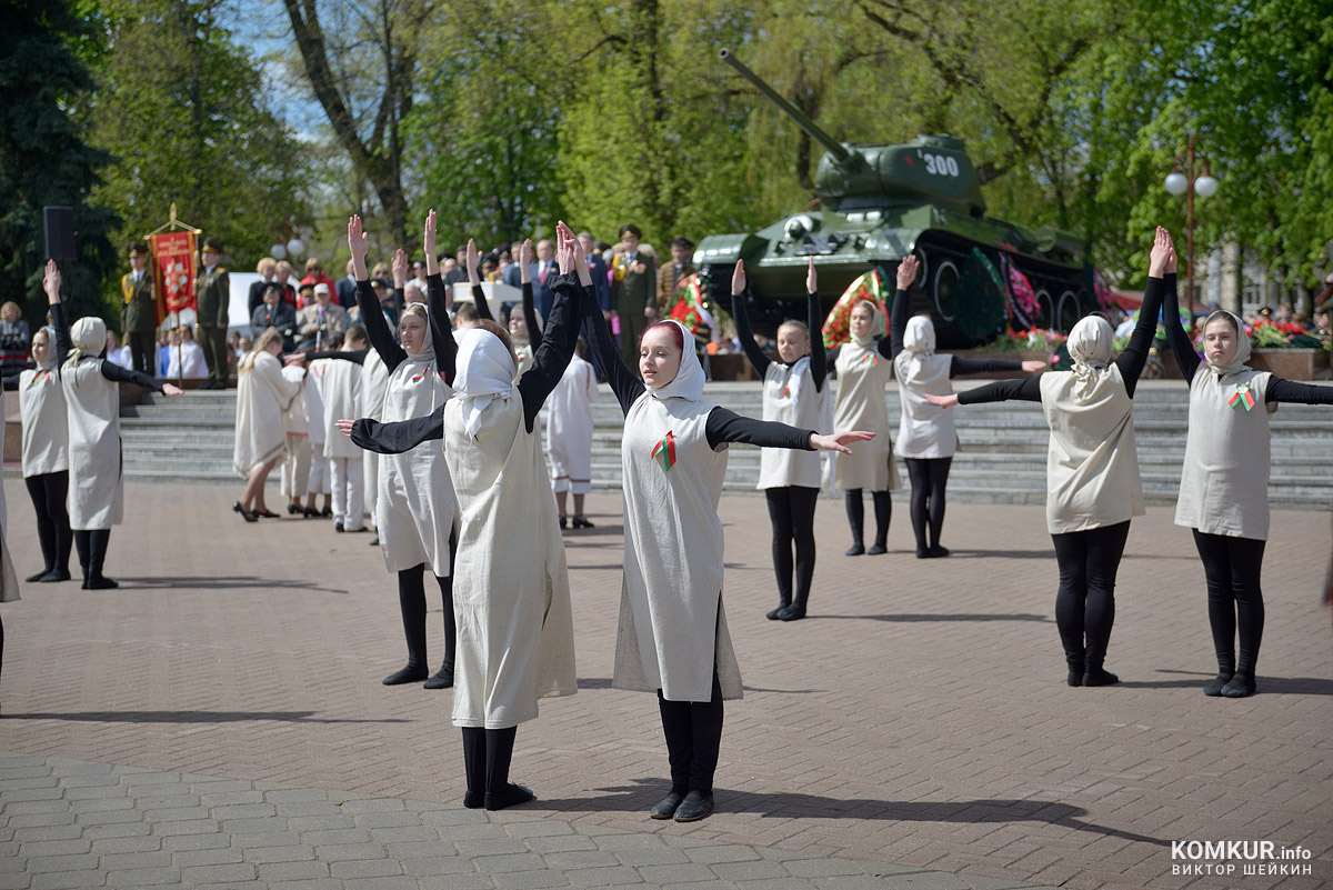 Бобруйск празднует День Победы. Часть 2. Возложение цветов, митинг и парад на площади Победы. Фоторепортаж