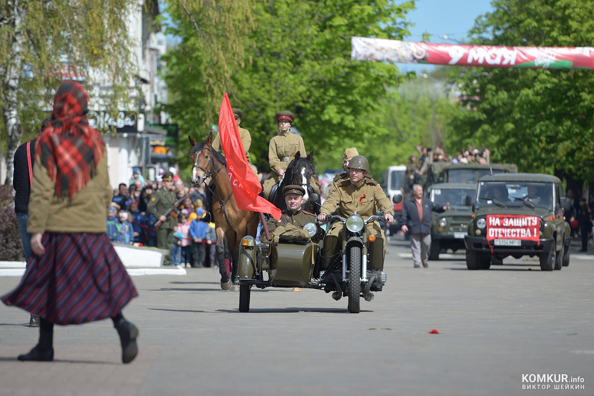 Бобруйск празднует День Победы. Часть 2. Возложение цветов, митинг и парад на площади Победы. Фоторепортаж