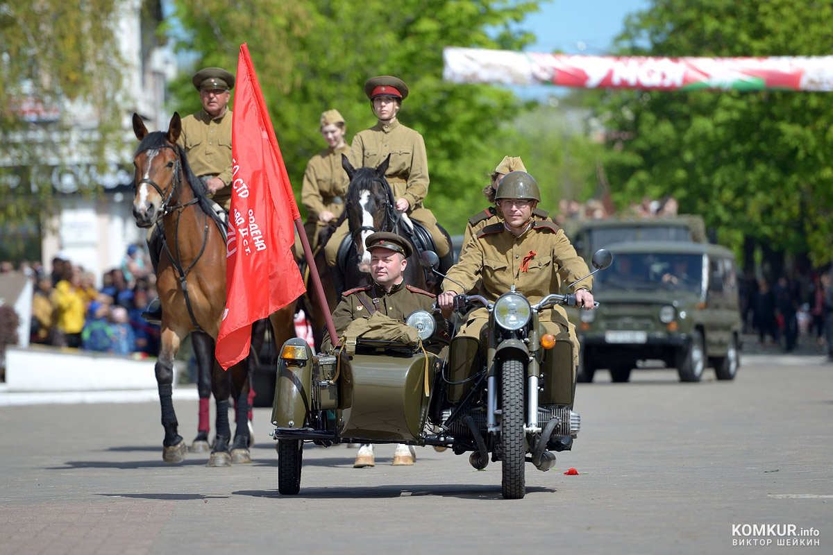 Бобруйск празднует День Победы. Часть 2. Возложение цветов, митинг и парад на площади Победы. Фоторепортаж