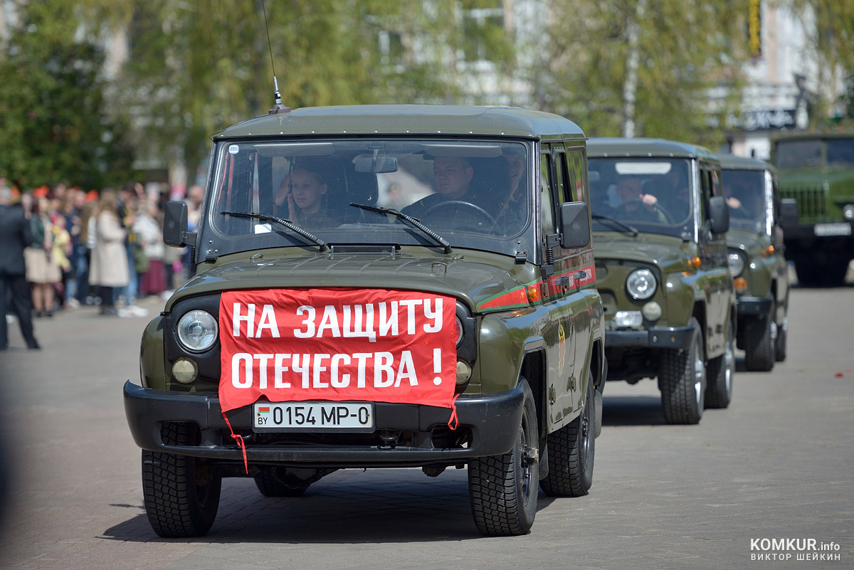 Бобруйск празднует День Победы. Часть 2. Возложение цветов, митинг и парад на площади Победы. Фоторепортаж