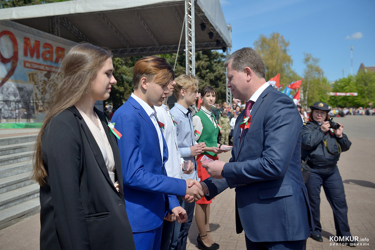 Бобруйск празднует День Победы. Часть 2. Возложение цветов, митинг и парад на площади Победы. Фоторепортаж