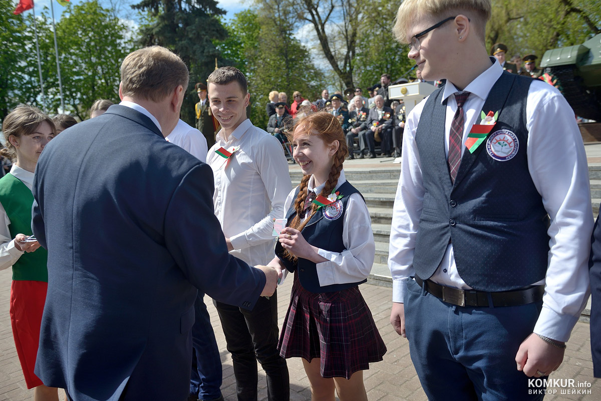 Бобруйск празднует День Победы. Часть 2. Возложение цветов, митинг и парад на площади Победы. Фоторепортаж