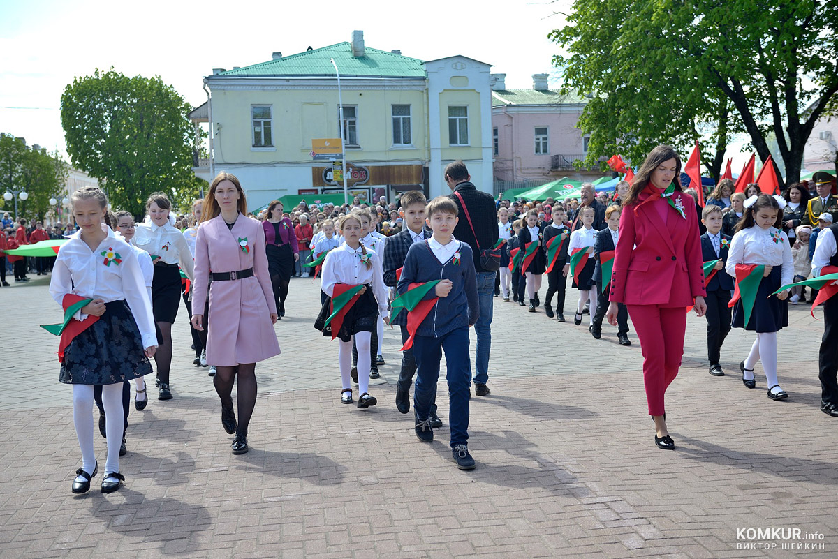 Бобруйск празднует День Победы. Часть 2. Возложение цветов, митинг и парад на площади Победы. Фоторепортаж