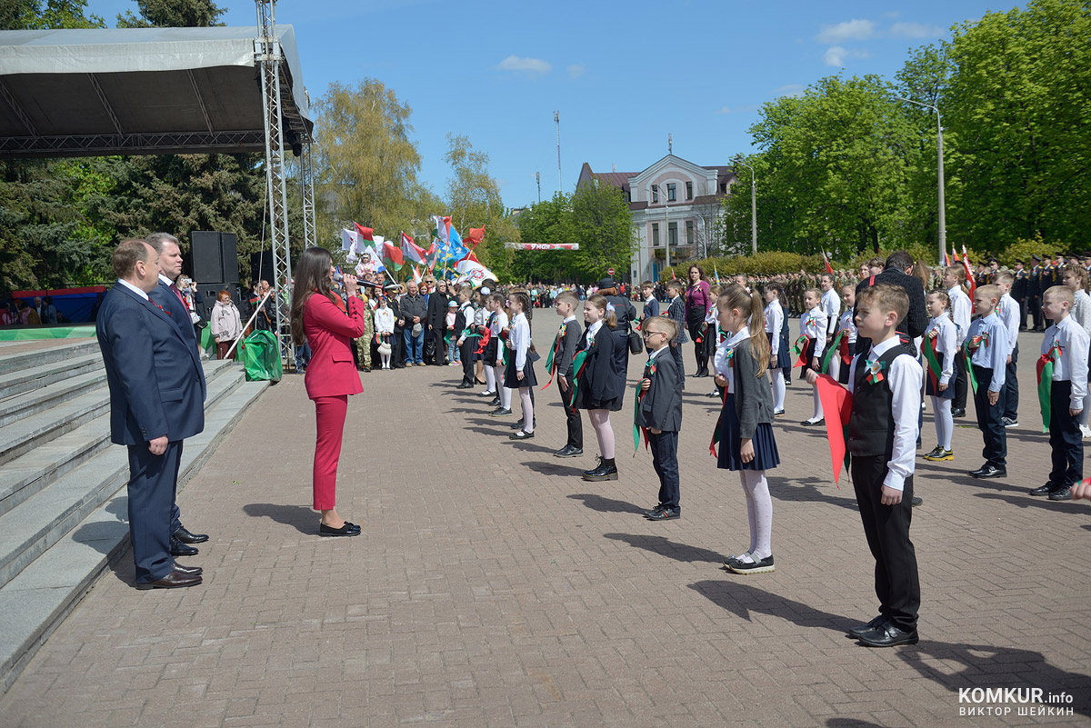Бобруйск празднует День Победы. Часть 2. Возложение цветов, митинг и парад на площади Победы. Фоторепортаж