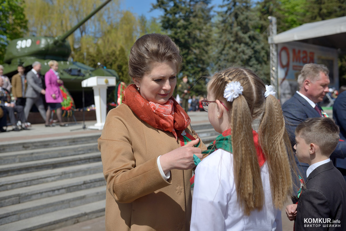 Бобруйск празднует День Победы. Часть 2. Возложение цветов, митинг и парад на площади Победы. Фоторепортаж