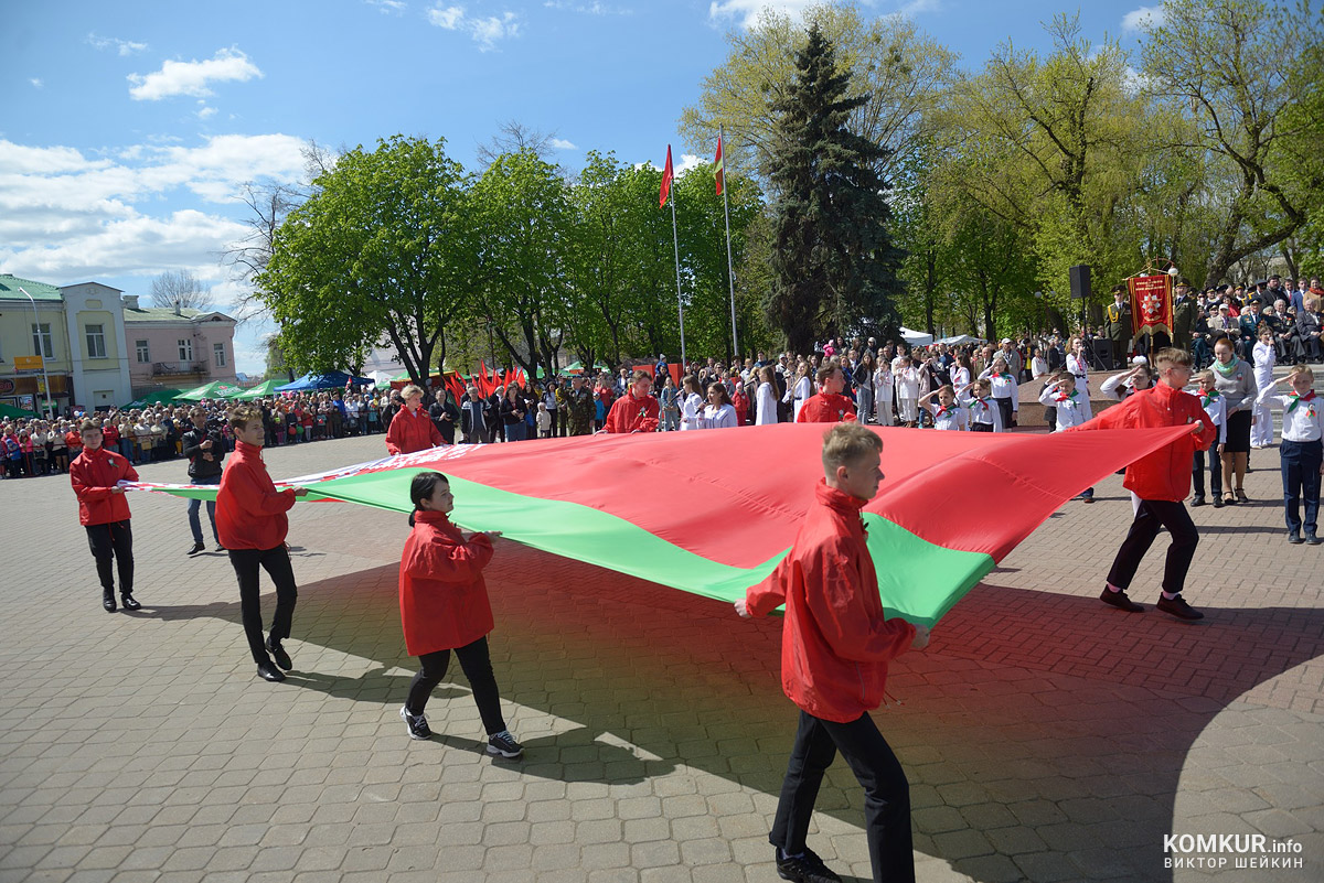 Бобруйск празднует День Победы. Часть 2. Возложение цветов, митинг и парад на площади Победы. Фоторепортаж