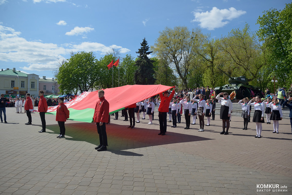 Бобруйск празднует День Победы. Часть 2. Возложение цветов, митинг и парад на площади Победы. Фоторепортаж