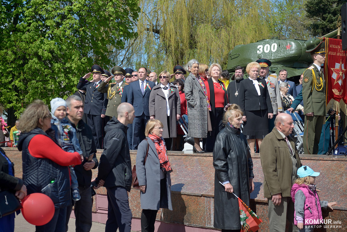 Бобруйск празднует День Победы. Часть 2. Возложение цветов, митинг и парад на площади Победы. Фоторепортаж