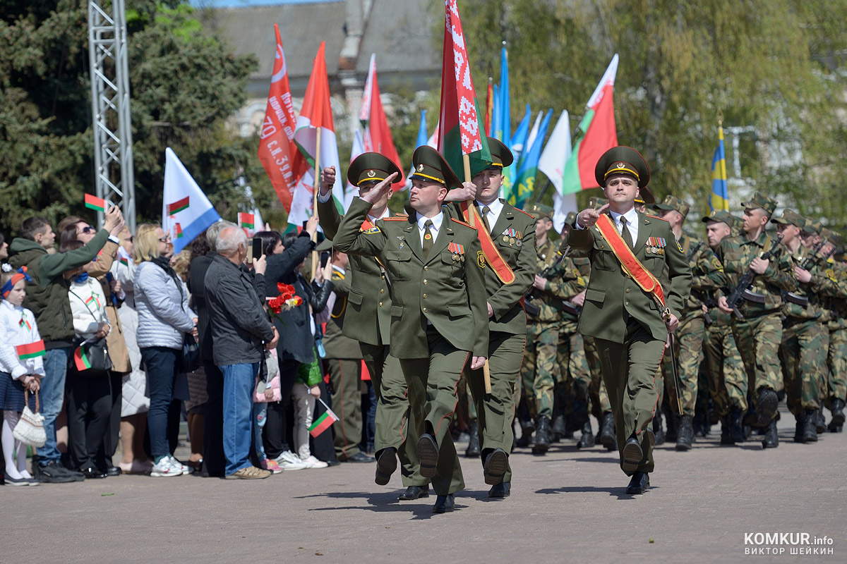 Бобруйск празднует День Победы. Часть 2. Возложение цветов, митинг и парад на площади Победы. Фоторепортаж