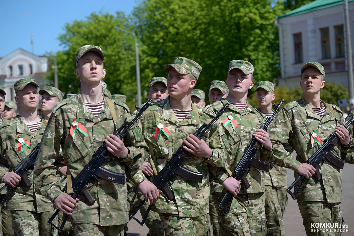 Бобруйск празднует День Победы. Часть 2. Возложение цветов, митинг и парад на площади Победы. Фоторепортаж