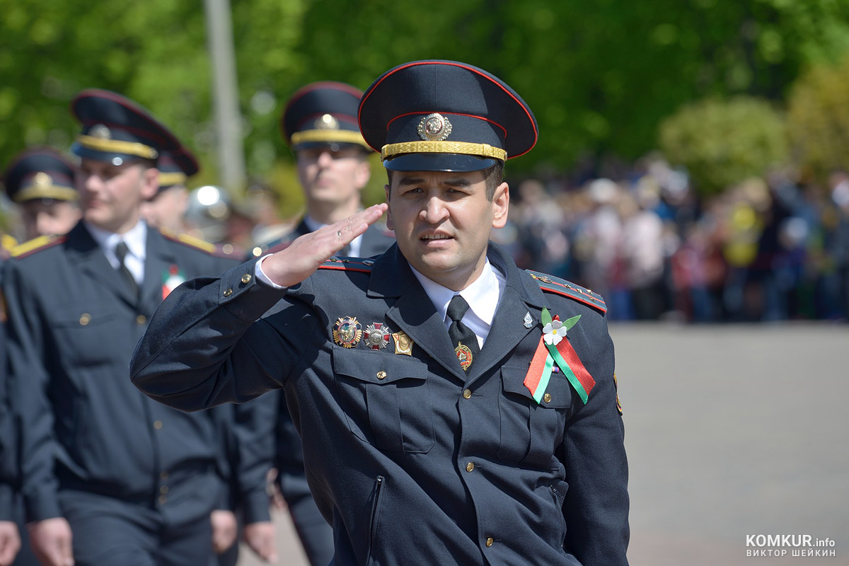 Бобруйск празднует День Победы. Часть 2. Возложение цветов, митинг и парад на площади Победы. Фоторепортаж