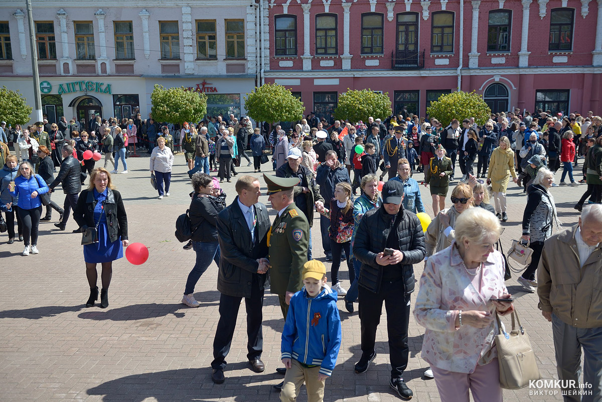 Бобруйск празднует День Победы. Часть 2. Возложение цветов, митинг и парад на площади Победы. Фоторепортаж