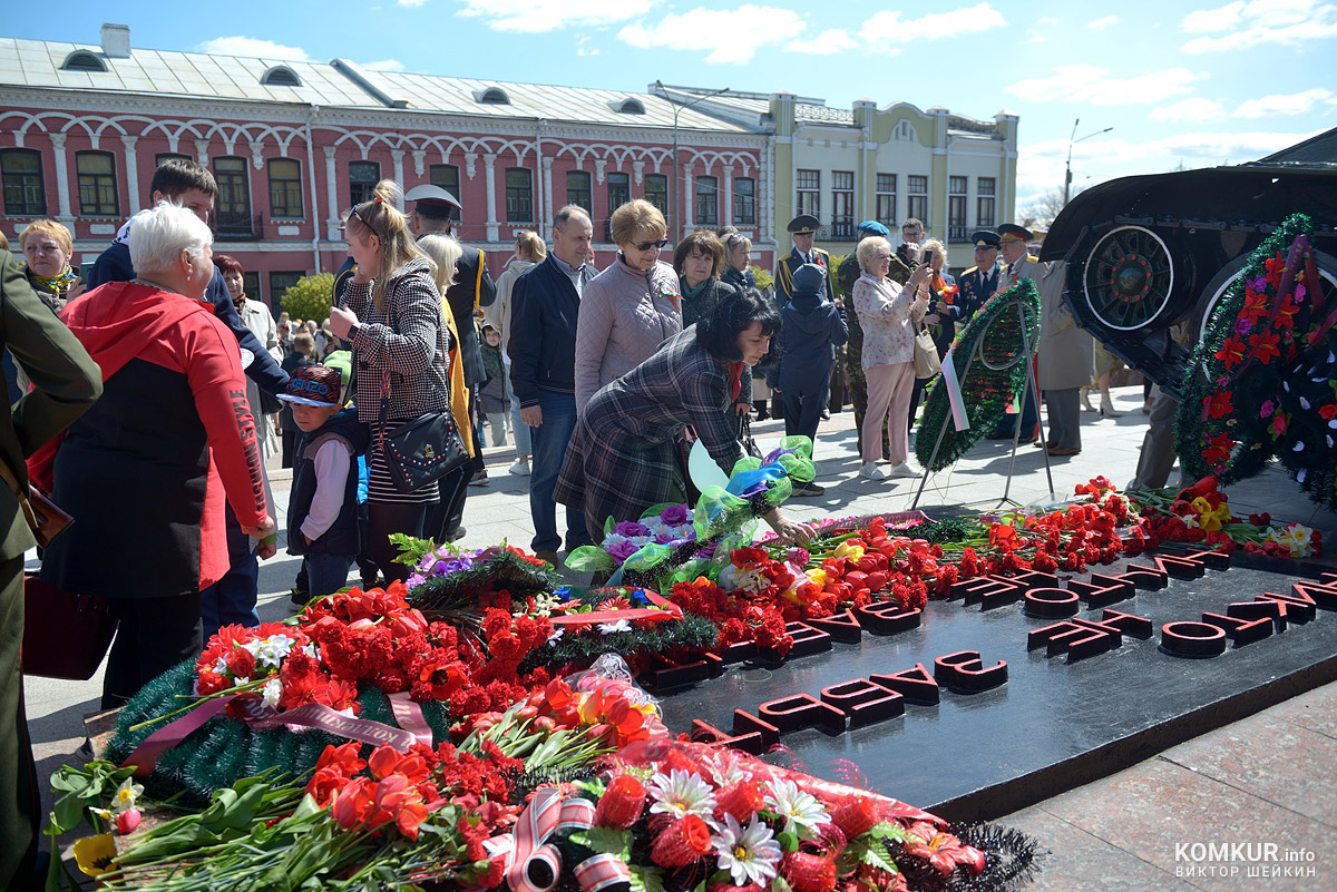 Бобруйск празднует День Победы. Часть 2. Возложение цветов, митинг и парад на площади Победы. Фоторепортаж