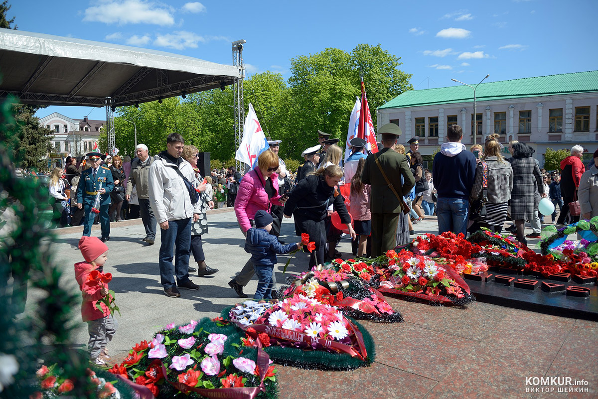 Бобруйск празднует День Победы. Часть 2. Возложение цветов, митинг и парад на площади Победы. Фоторепортаж