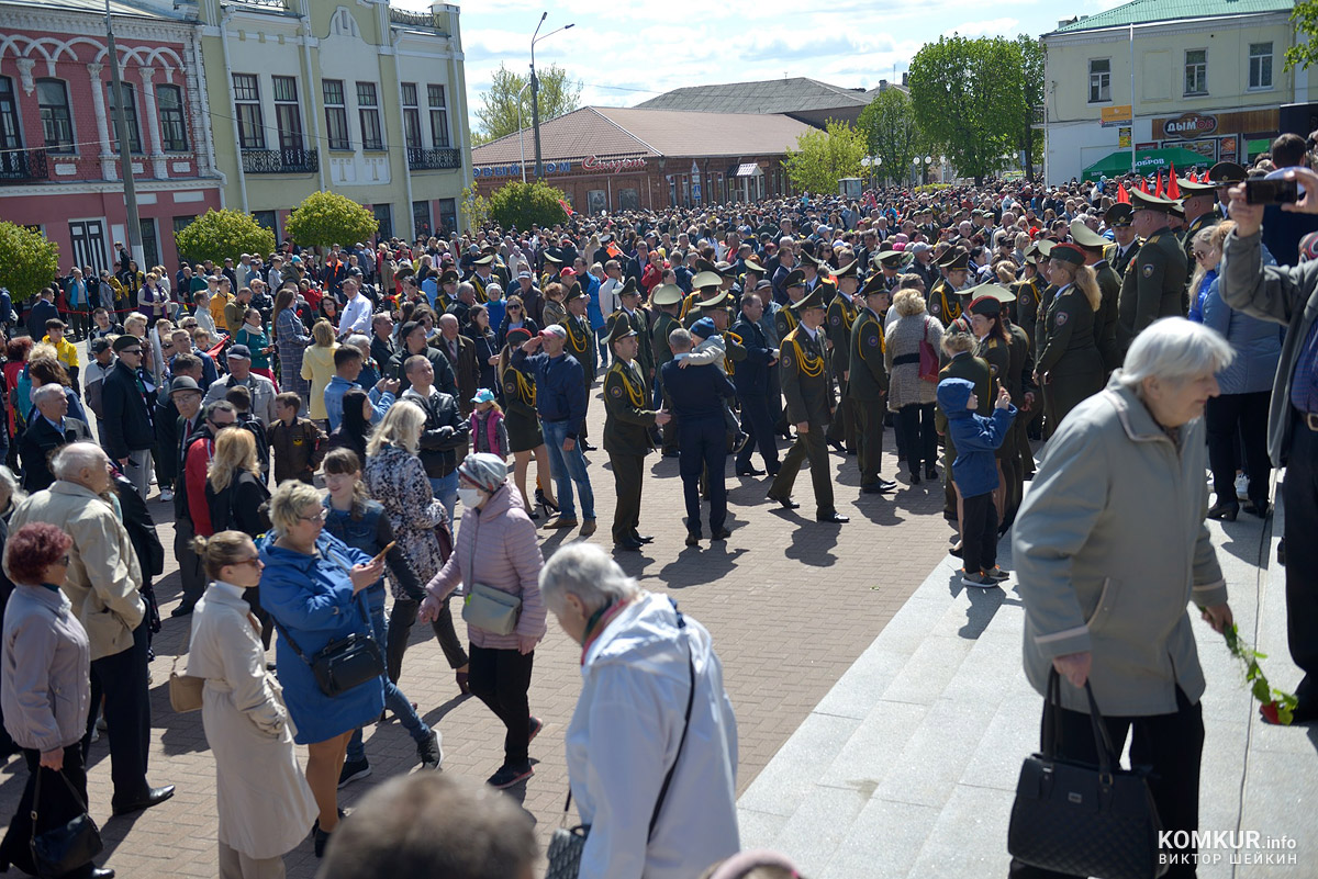 Бобруйск празднует День Победы. Часть 2. Возложение цветов, митинг и парад на площади Победы. Фоторепортаж