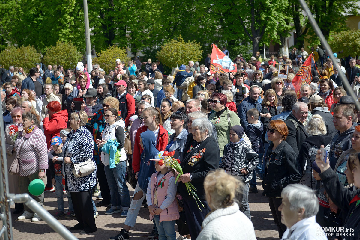 Бобруйск празднует День Победы. Часть 2. Возложение цветов, митинг и парад на площади Победы. Фоторепортаж