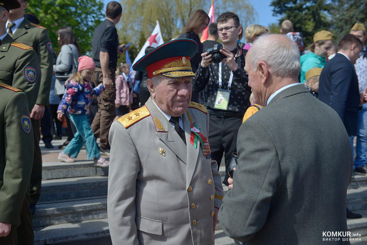 Бобруйск празднует День Победы. Часть 2. Возложение цветов, митинг и парад на площади Победы. Фоторепортаж