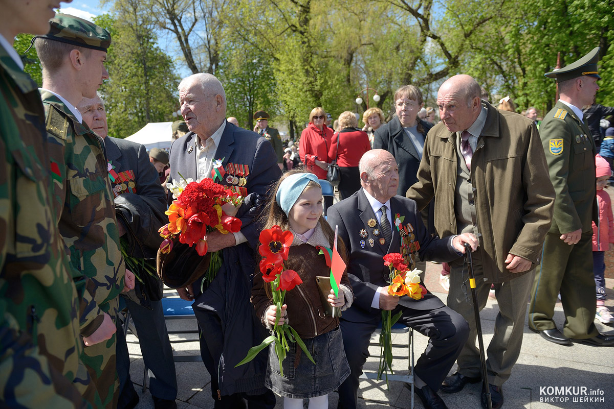 Бобруйск празднует День Победы. Часть 2. Возложение цветов, митинг и парад на площади Победы. Фоторепортаж