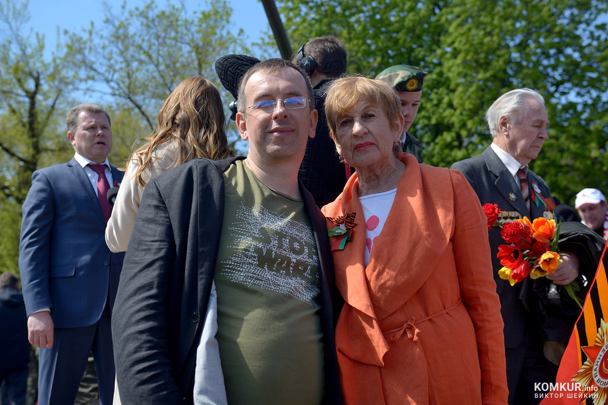 Бобруйск празднует День Победы. Часть 2. Возложение цветов, митинг и парад на площади Победы. Фоторепортаж