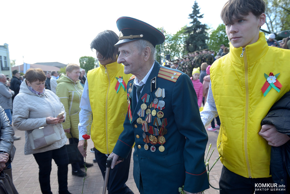 Бобруйск празднует День Победы. Часть 2. Возложение цветов, митинг и парад на площади Победы. Фоторепортаж